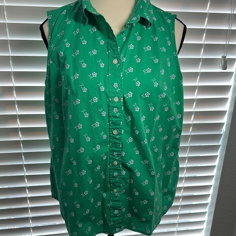 Green Sleeveless Button-Up Blouse with Floral Print